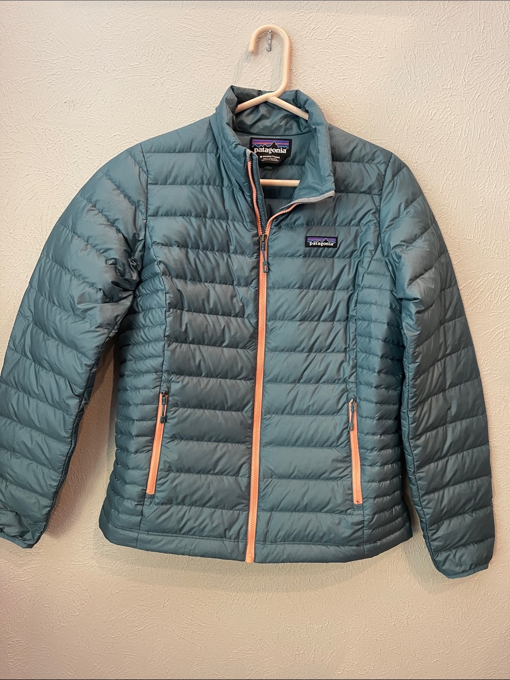 Patagonia Teal Lightweight Quilted Puffer Jacket with Peach Zippers. Women’s M.